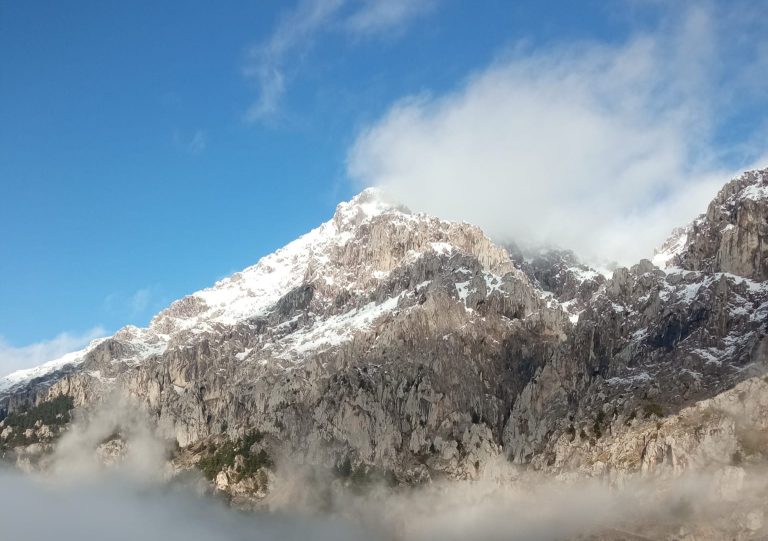 Λίγα χιόνια στον Παρνασσό από τα 1900μ. και βροχή στην Αράχωβα
