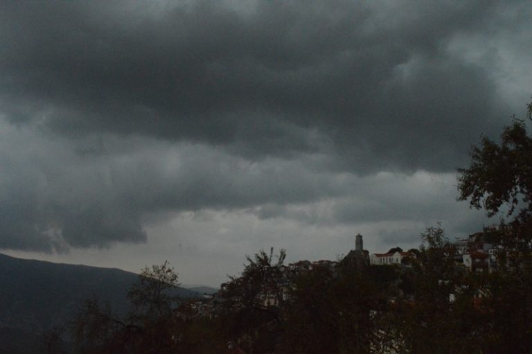 Σωρειτομελανίες (Cumulonimbus) προμηνύοντας καταιγίδα στην Αράχωβα
